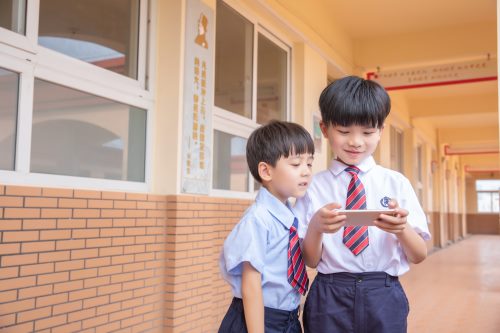 深圳拟出新规 中小学生在校玩电子游戏学校可代为保管