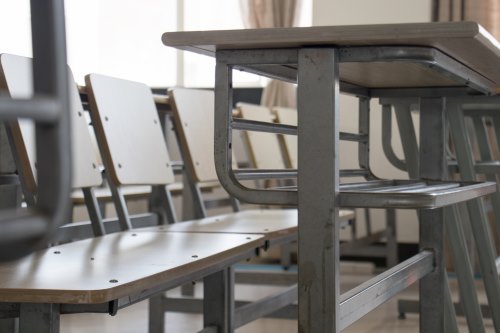 深圳更新中小学课桌椅采购标准 将为每个学生匹配合适课桌椅