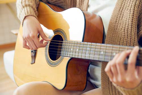 吉他初学者适合弹的歌有哪些 吉他初学者适合弹的歌推荐