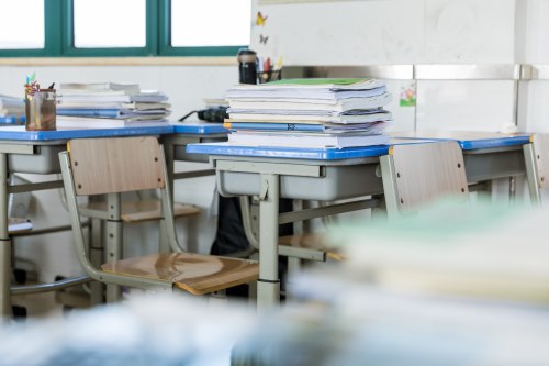 深圳中小学生课桌椅符合率偏低 教育局表示将加大配置管理力度